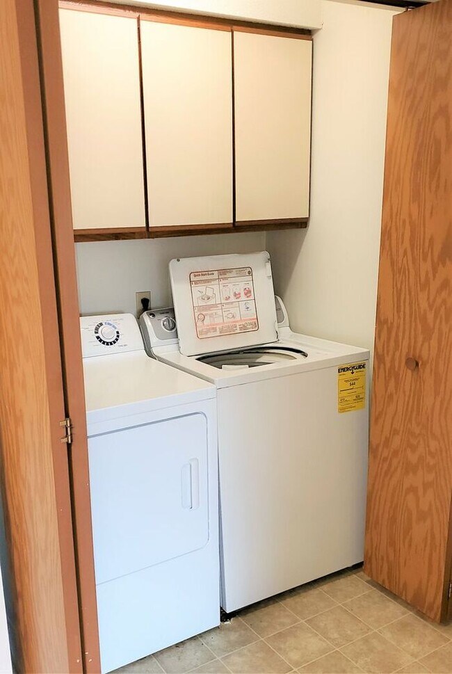 Foto del edificio - $910 | 2 Bedroom, 1 Bathroom 3rd Floor Con...
