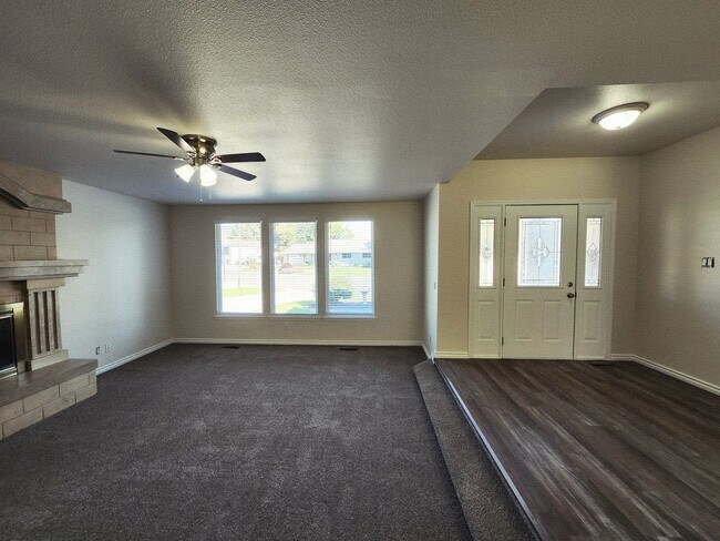 Foto del edificio - Beautiful Tri Level Home w/RV or Trailer P...