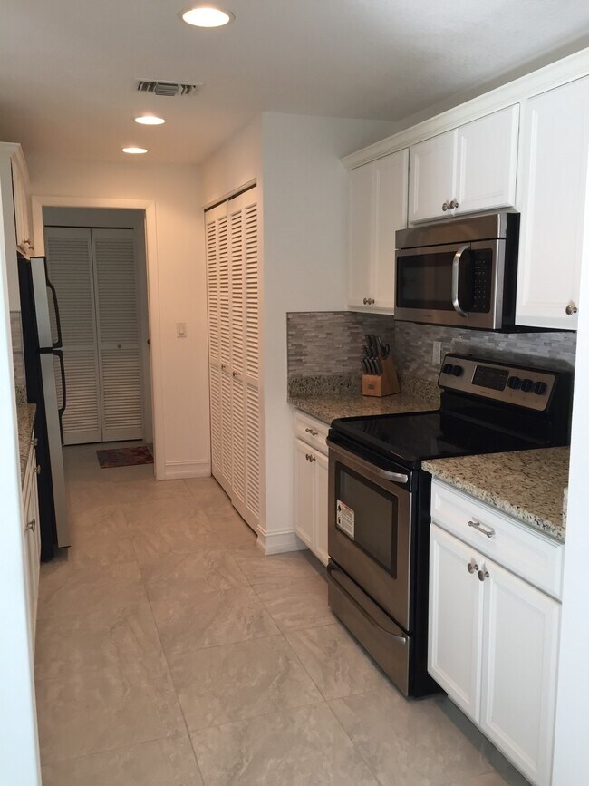 Building Photo - 910 E Causeway Blvd