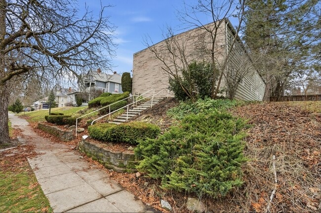 Building Photo - 1611 W 8th Ave