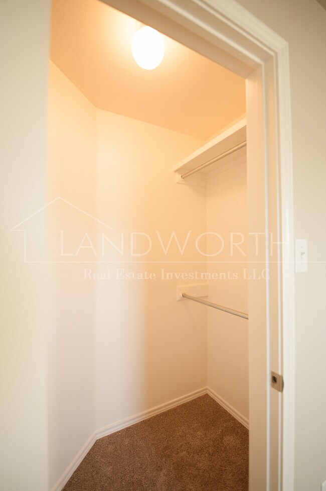 Building Photo - Gorgeous 3/2/2 townhouse