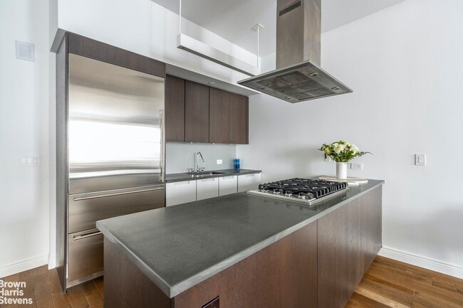Building Photo - Mint 2 Bed Loft on Madison Sq Park