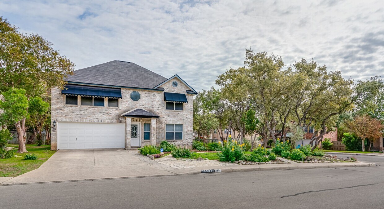 Foto principal - Recently Rehabbed Spacious Two Story in Convenient and Popular Huntington Place