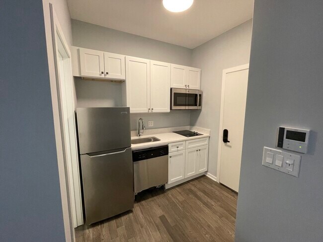 Foto del edificio - Brand New Studio 2 Blocks from Edgewater B...