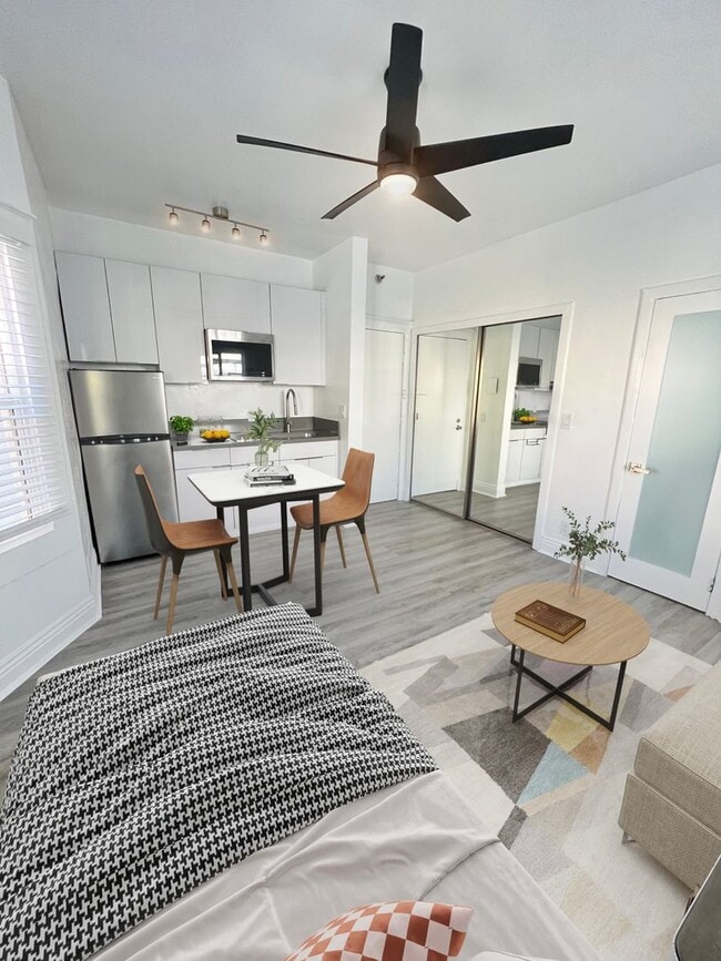 Interior Photo - 906 Pacific Ave