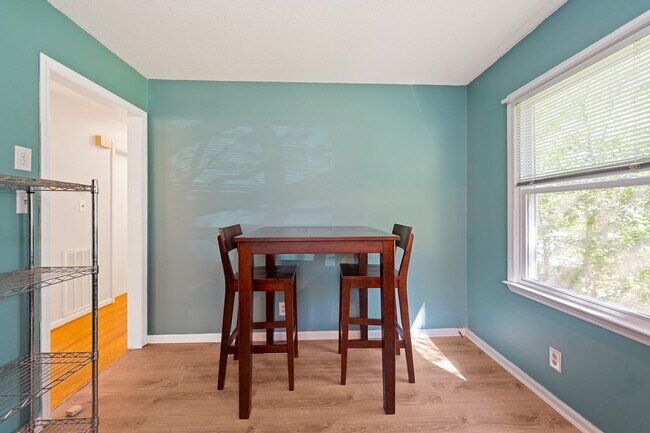 Foto del edificio - Beautiful 3 Bed 1 Bath Home in Lakewood with Finished Basement Area and Fenced Back Yard!!