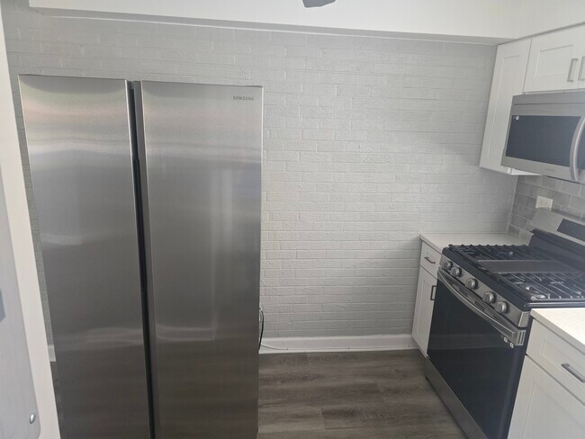 Foto del edificio - 6830 N Ozark Ave