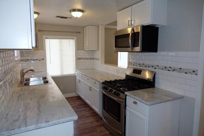 Building Photo - House: 3 Bedroom / 2 Bathroom (North Oak P...