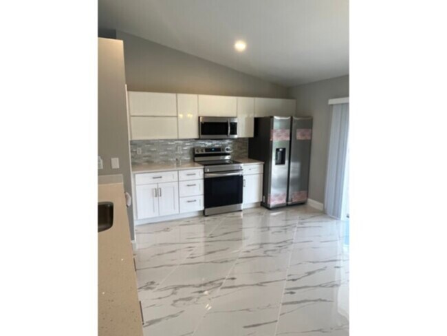 Foto del edificio - 3x2 Pool Home SW Cape! Lawn &amp; Pool Ser...