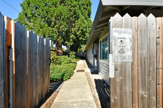 Building Photo - 6 SE 136th Ave