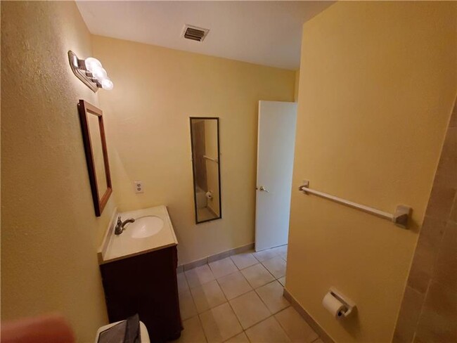 Building Photo - 3175 Coral Ridge Dr