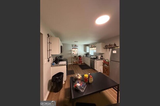 Kitchen (Note - has current tenant's items) - 17 Liberty St