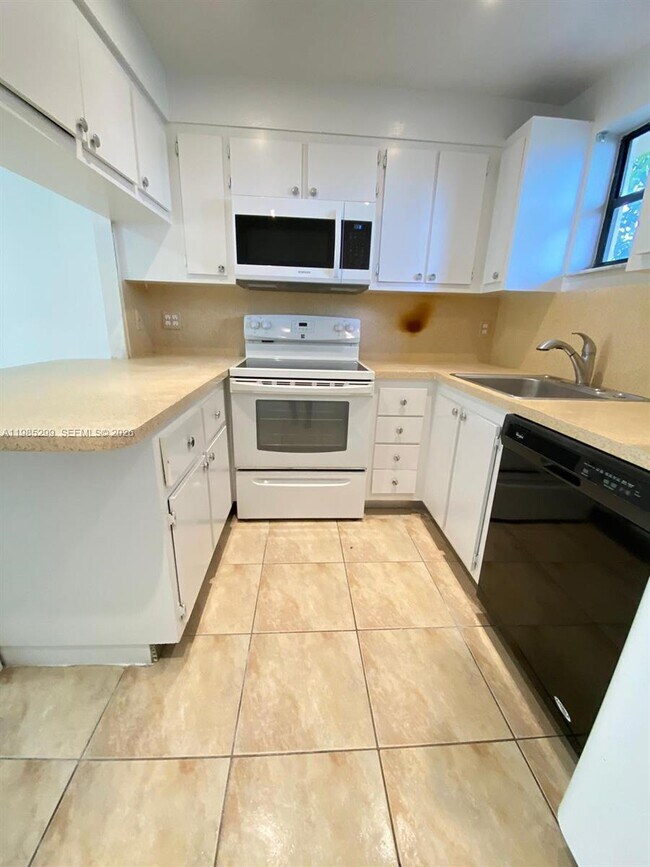 Foto del edificio - 8290 Lake Dr