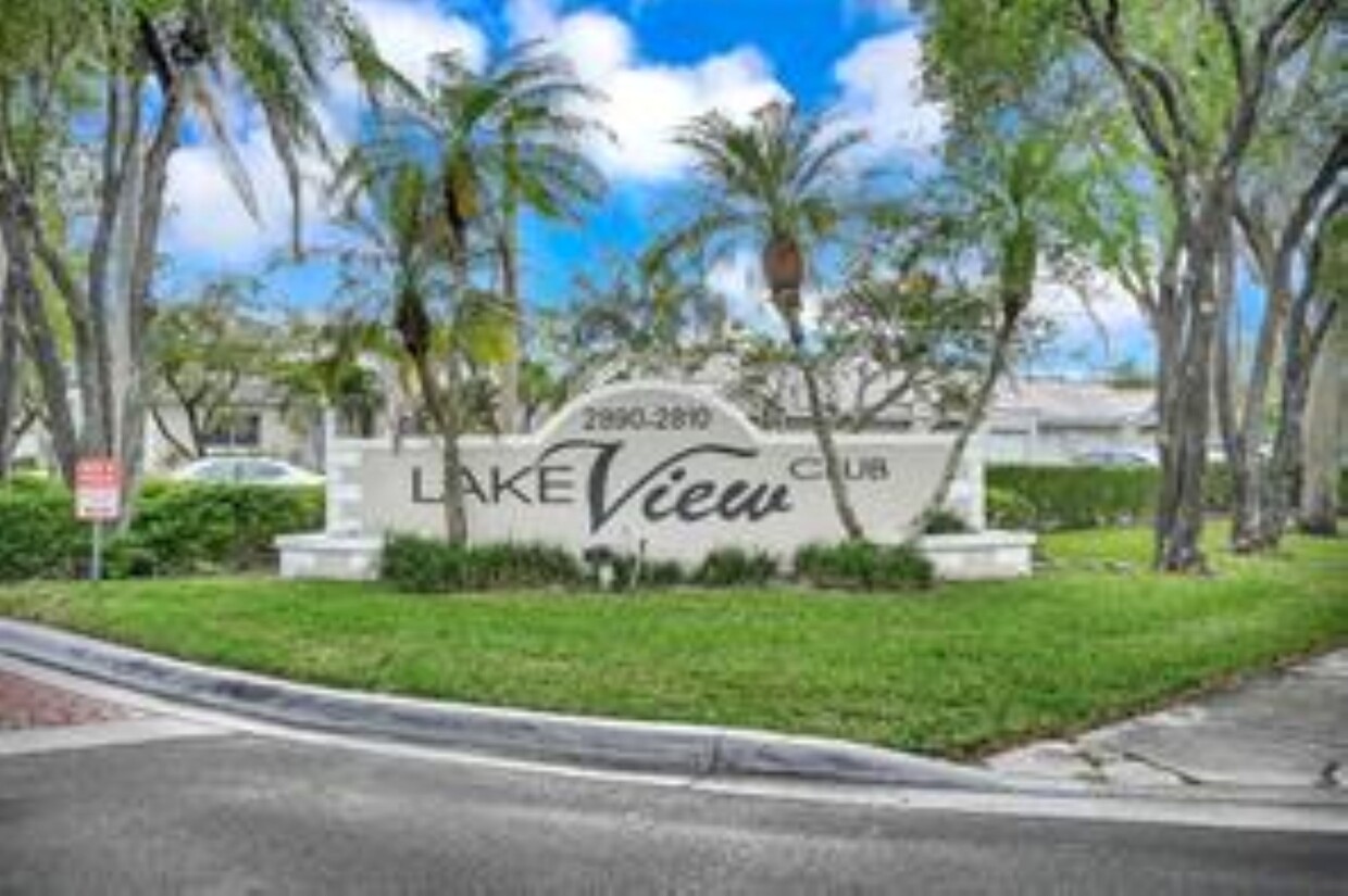 Foto principal - 2831 N Oakland Forest Dr