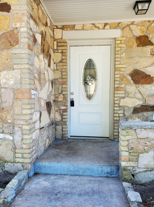 Building Photo - 1114 E Pecan St