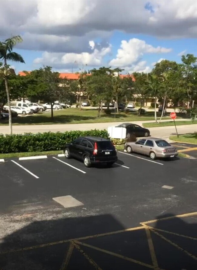 Foto del edificio - 3000 Sunrise Lakes Dr W