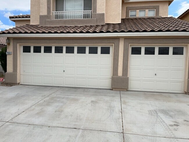 Foto del edificio - GET READY FOR SUMMER IN THIS BEAUTIFUL 5 BEDROM 3 BATHROOM HOME WITH A STATE OF THE ART APPLIANCE...