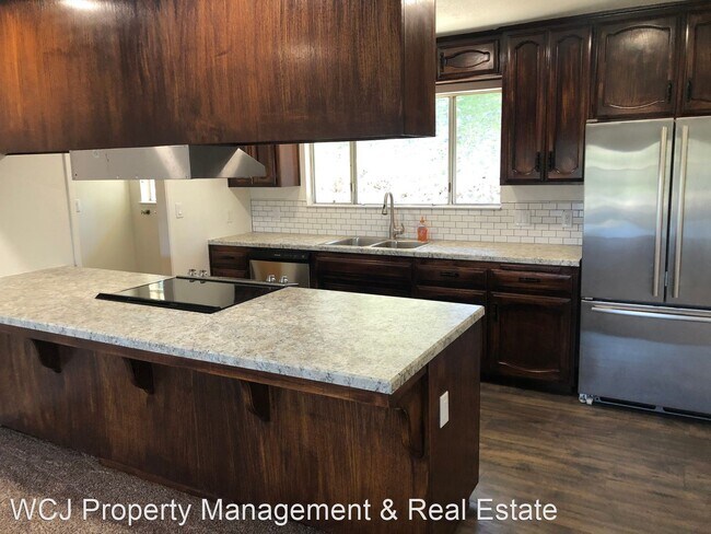 Building Photo - 3 br, 3 bath House - 6117 Portola Rd.