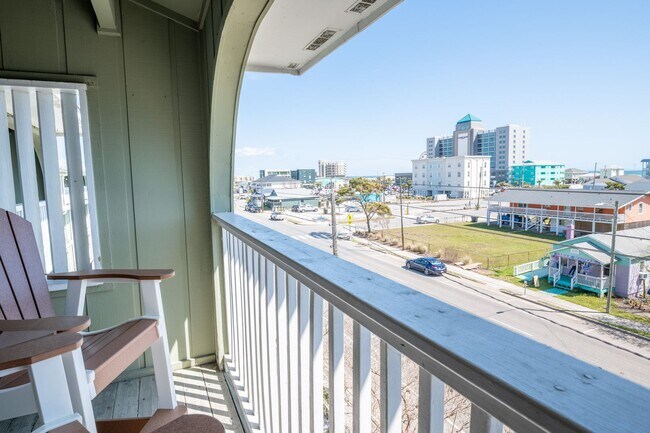 Foto del edificio - COZY AND FURNISHED OFF-SEAON MONTHLY RENTAL
