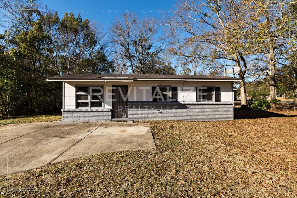 Primary Photo - HALF-OFF DEPOSIT! 3 Bedroom/ 1 Bathroom Ho...
