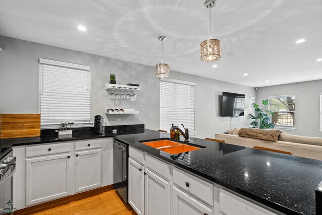 Foto del edificio - 655 W Division St