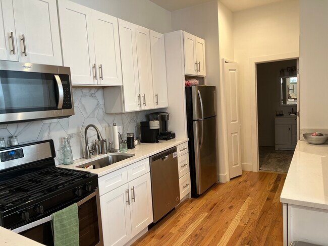 Kitchen - 1401 N Mohawk St