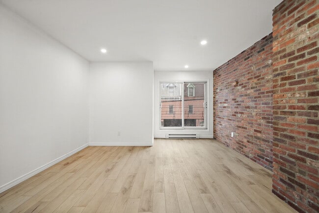 Building Photo - 1375 Rue La Fontaine