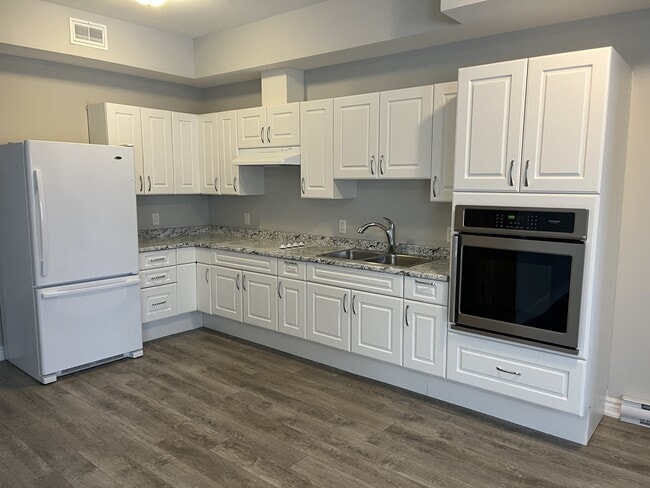 Building Photo - 680 Ontario St