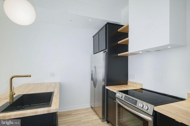Building Photo - 2331 Frankford Ave