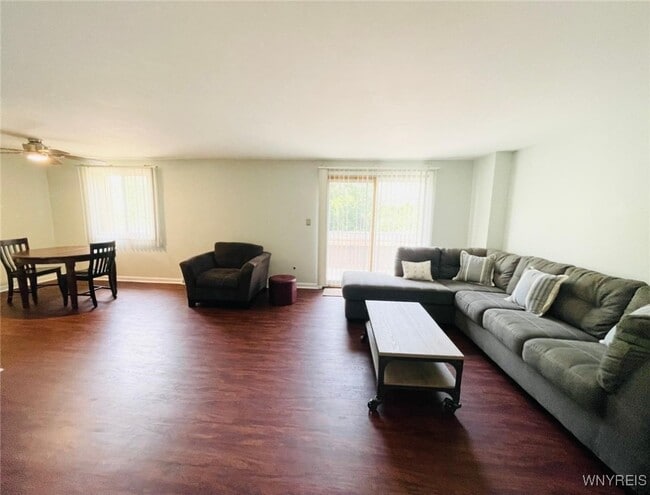 Foto del edificio - 110 Charter Oaks Dr