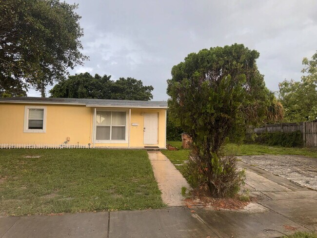 Foto del edificio - " 3 Bedroom 2 Bath Single Family Home in Prime Deerfield Beach Location!"