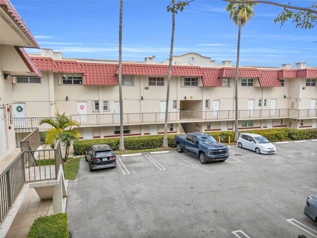 Foto del edificio - 6707 N Kendall Dr