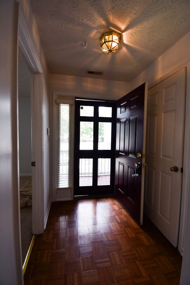 Building Photo - Coming Soon! 2 Bedroom 2 Bathroom Apartmen...