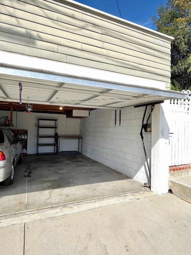 Building Photo - Quintessential Ventura 1 bed rear unit with LARGE, PRIVATE, BEAUTIFUL OUTDOOR LIVING AREA