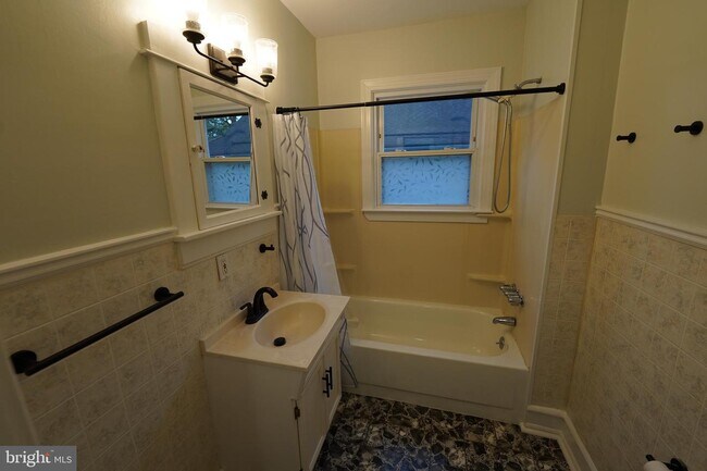 Building Photo - 424 Oak St