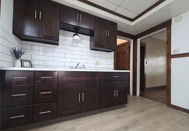 Foto del edificio - 9611 Larnder Ave