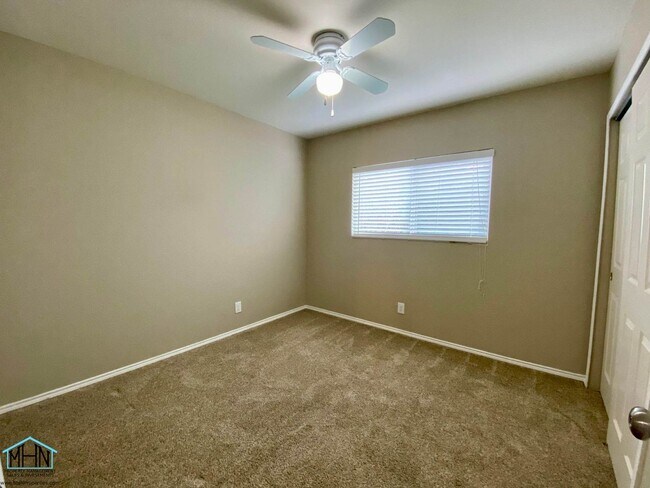 Building Photo - Beautifully kept, 3 bed/2.5 bath home near...