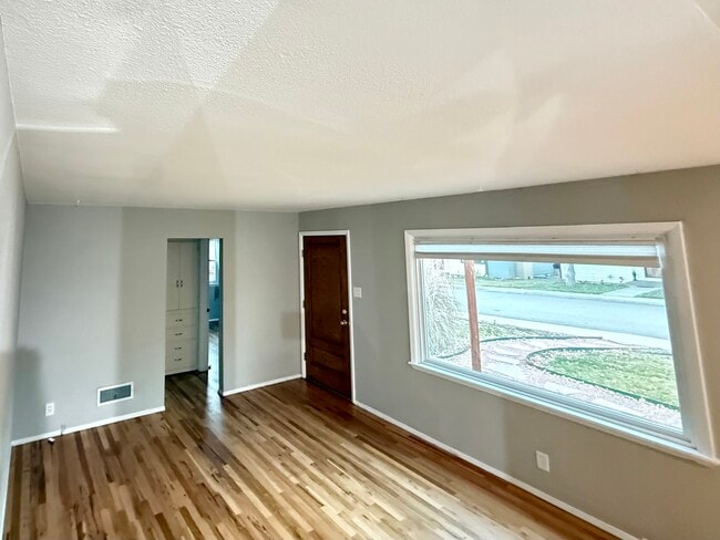 Building Photo - 843 Judson St