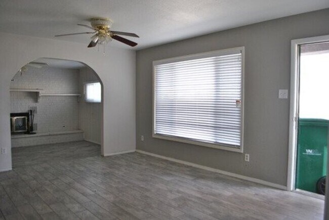 Building Photo - 3307 Edgecliff Dr