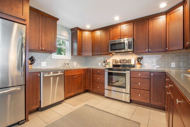 Building Photo - Charming Rambler in North Seattle!