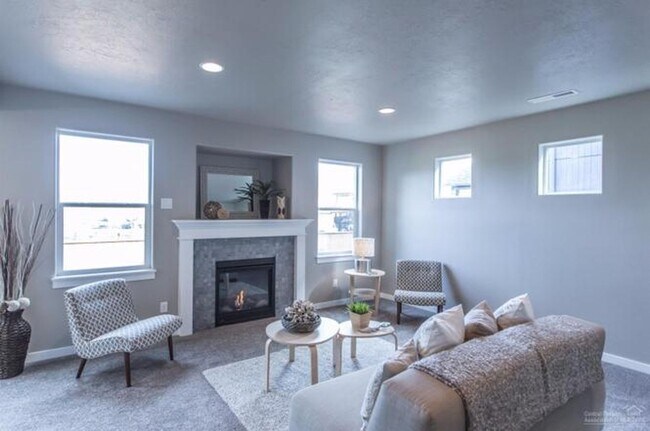 Building Photo - Newer Redmond Home with Extended 2 Car Gar...