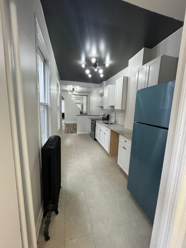 Building Photo - Fully renovated 3 bedrooms 1.5 bath with f...