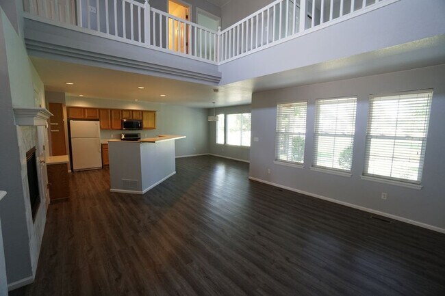 Building Photo - Spacious Creekside Townhome in Stroh Ranch