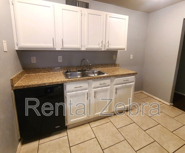 Building Photo - 709 Levelland Dr