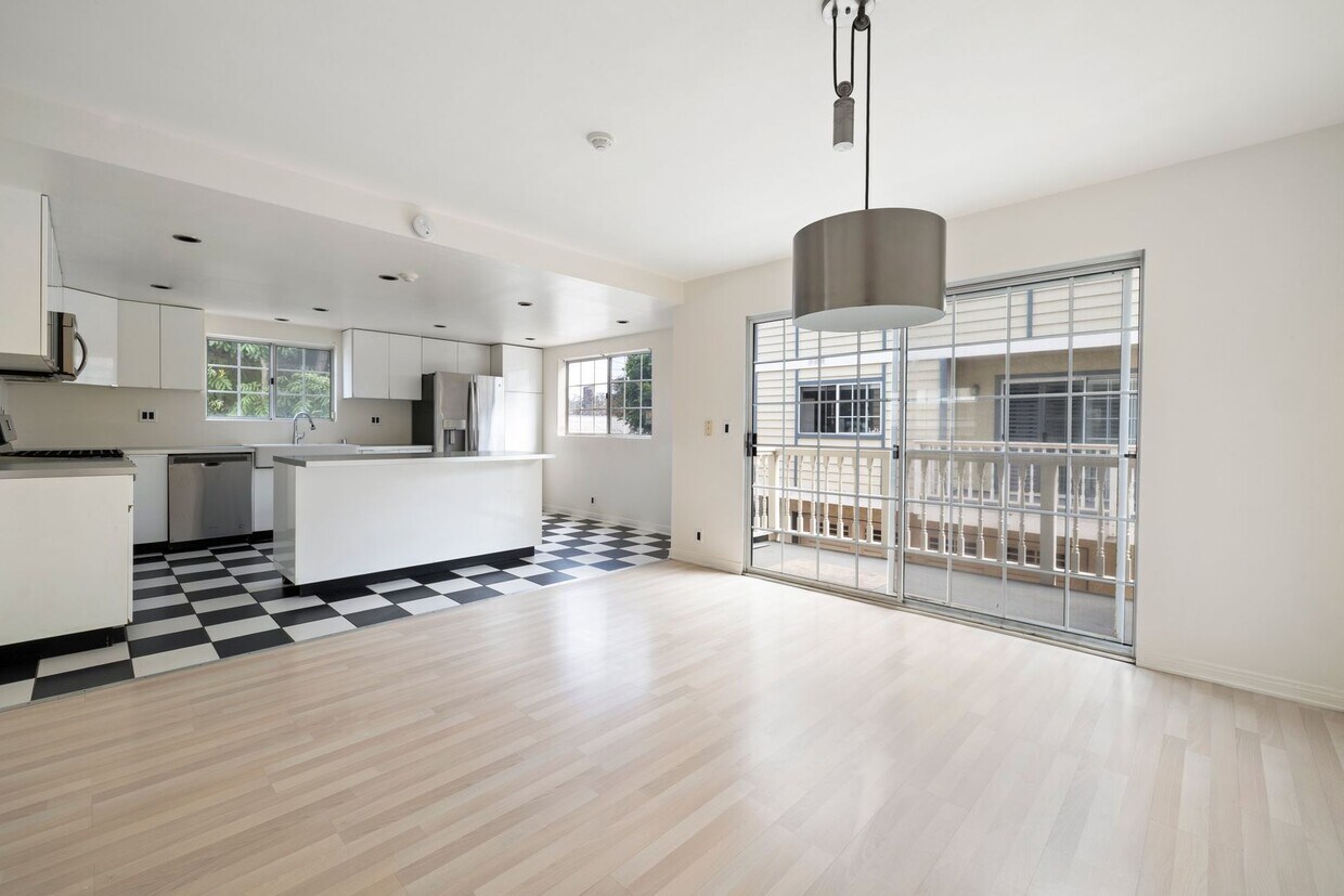 Foto principal - Beautiful 4-bedroom, 2.5-bath tri-level to...