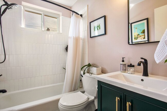 Building Photo - Beautiful Bungalow in Willow Lawn