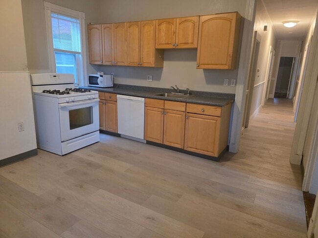 Building Photo - Great location; Spacious Oak Sq. 4bd w/ Po...