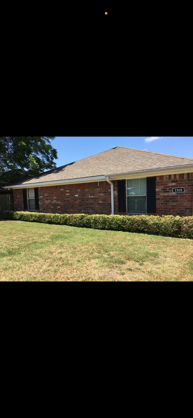 Building Photo - 1305 Bagby Ave