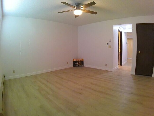 Foto del edificio - 2 bedroom 1 1/2 bath Apartment Private dog...