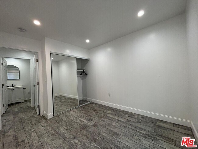 Foto del edificio - 8369 Deering Ave